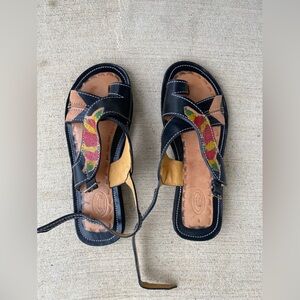 Puro Cuero Artes Bera Floral Toe Strap Sandals